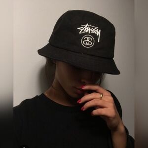 Stussy Bucket Hat in Black. Size L/XL
